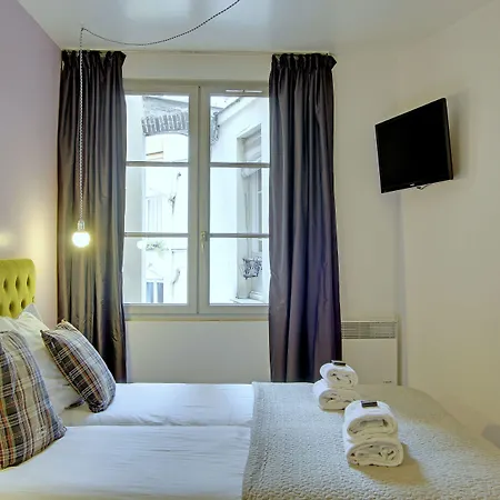 Short Group Museum View Serviced 3* Paris